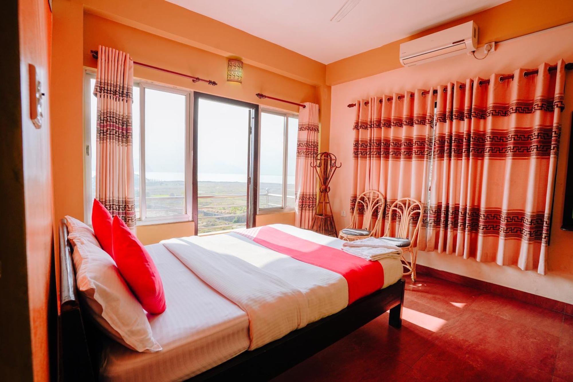 Hotel August International Pokhara Extérieur photo